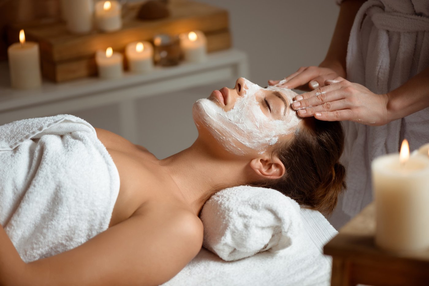 Entspannende Gesichtsbehandlung im Spa
